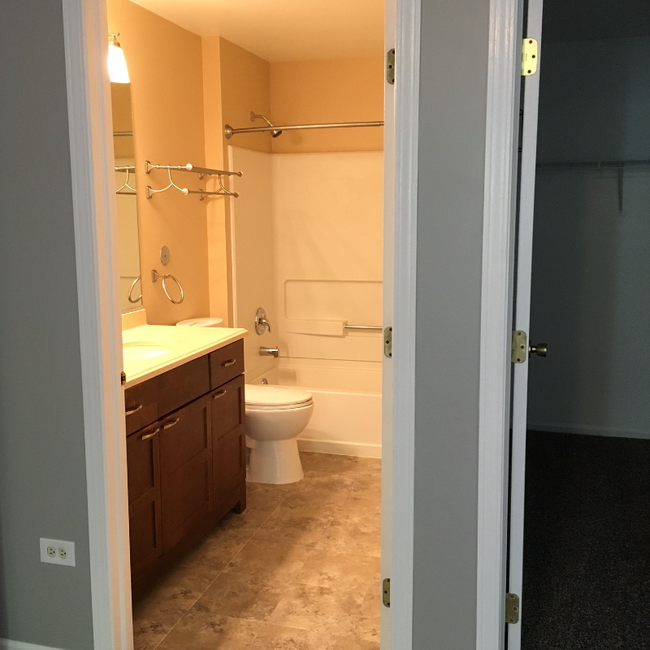 Building Photo - 815 Silverstone Dr