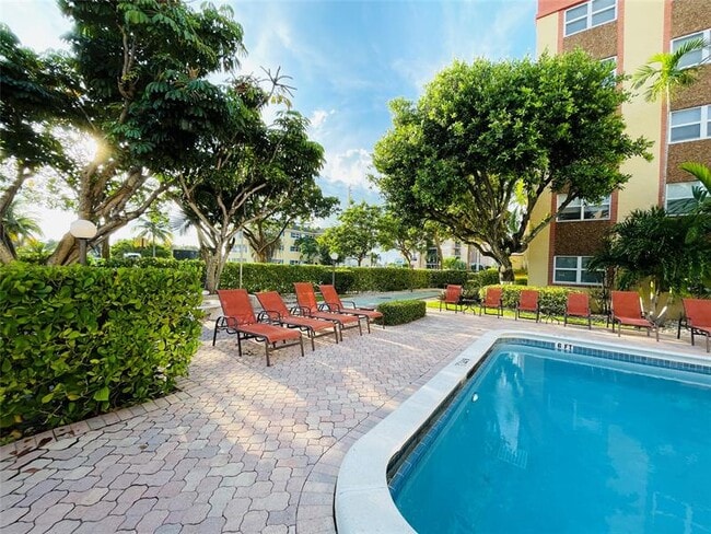 Building Photo - 400 N Riverside Dr