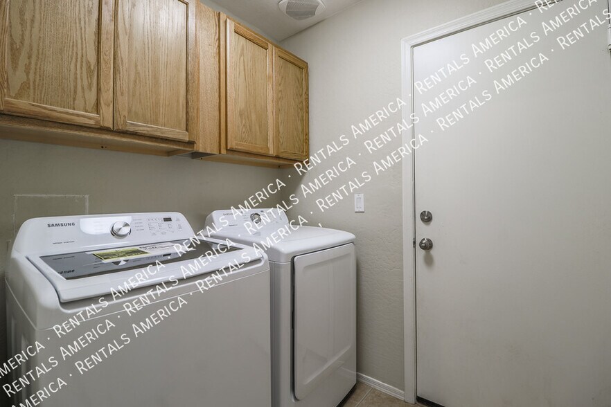 Building Photo - 2033 N Thunderbird Ave