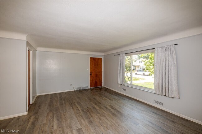 Building Photo - 8221 Pelham Dr