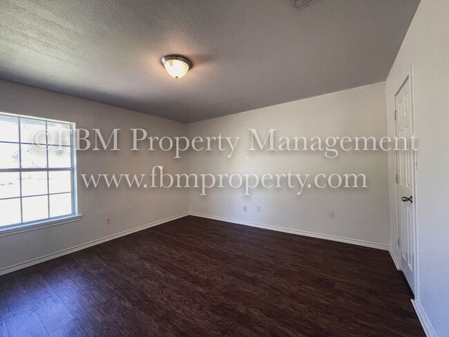 Building Photo - 204-206 West Lamar St