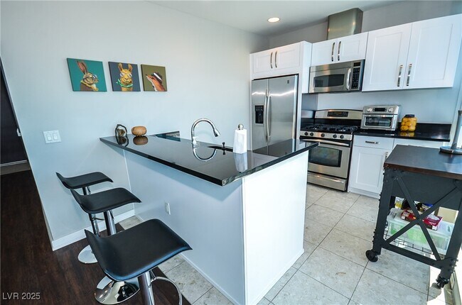 Building Photo - 4525 Dean Martin Dr