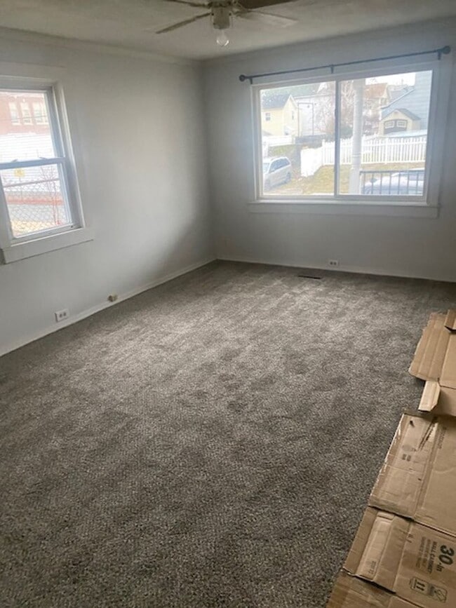 Building Photo - 2 bed 1 bath