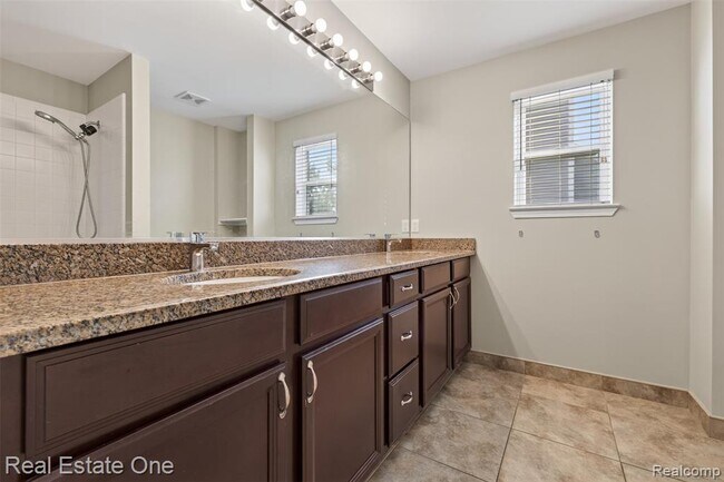 Building Photo - 699 Bay Pointe Dr