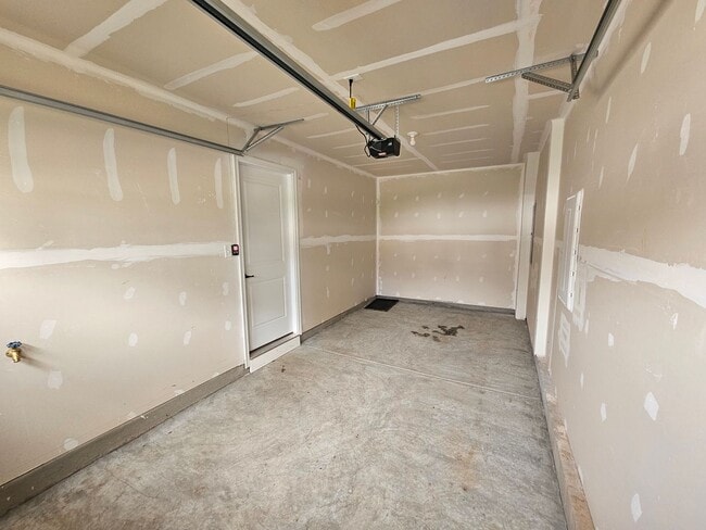 Building Photo - 3 Bedroom, 2.5 Bathroom Townhome, Available NOW