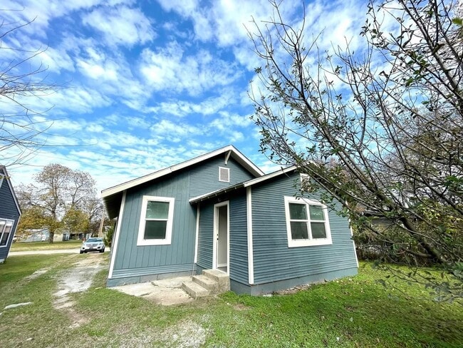 Building Photo - 22 5th Ave SW