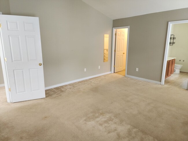 Building Photo - Beautiful Spacious Home in Huntington Place!