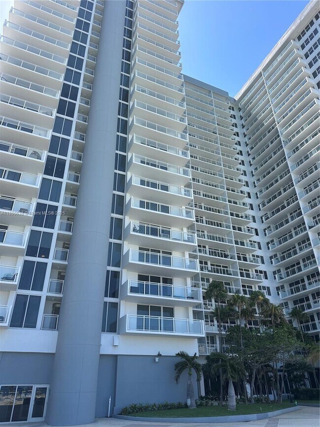 Building Photo - 2030 S Ocean Dr