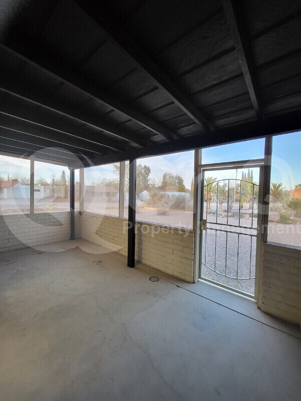Building Photo - 905 S La Bellota