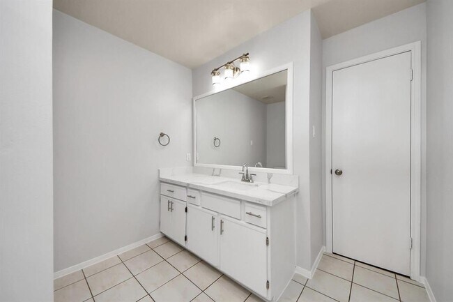 Building Photo - 4310 Lucas Trace Ct