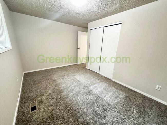 Building Photo - Beautiful Milwaukie 3 Bedroom