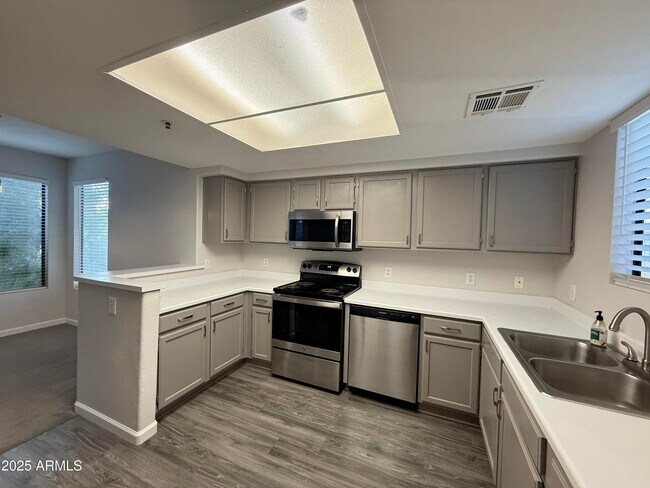 Building Photo - 4925 E Desert Cove Ave