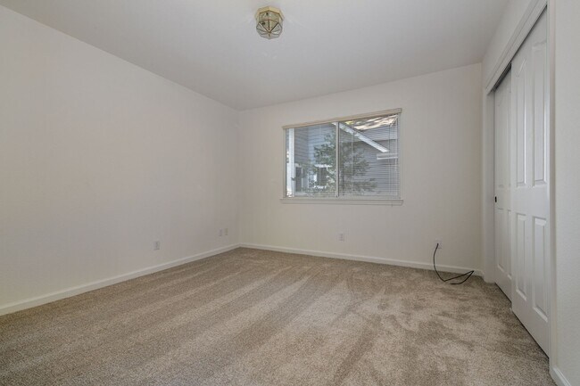 Building Photo - Spacious 3 Bedroom 2 Bathroom Home in Conv...