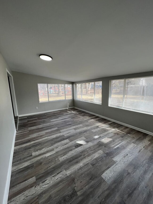Building Photo - 3 Bedroom Beautifully updated Ranch