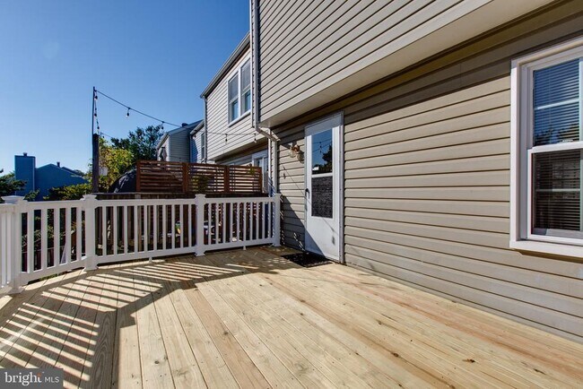 Building Photo - 7805 Edmunds Way