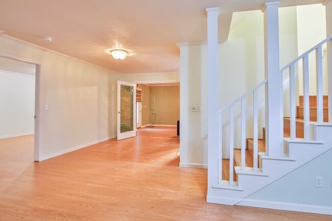 Building Photo - Gorgeous Coupeville Home is Ready for a New Tenant!!!