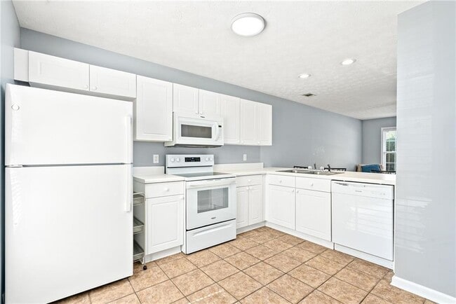 Building Photo - 1477 N Donahue Dr