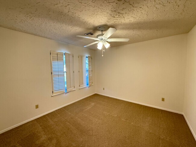 Building Photo - 2 bed 2 bath Duplex in with Large Living Room.