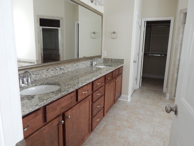 Building Photo - Spacious 6 bedroom, 4 bathroom home!