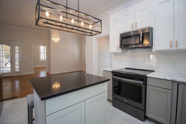 Building Photo - Historic Charm Meets Modern Living in Olympia – Walk to Williams-Brice Stadium!