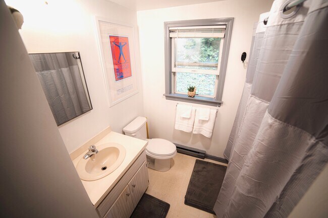 Building Photo - 112 Horseshoe Rd