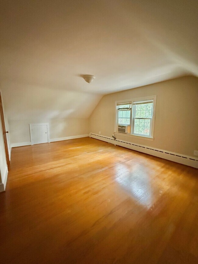 Building Photo - Spacious 3 Bed Duplex in Downtown Fredericksburg