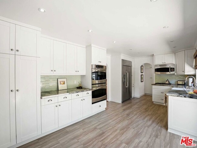 Building Photo - 2898 Woodwardia Dr