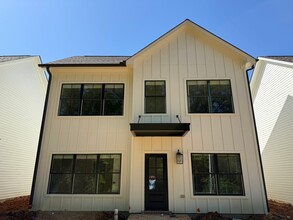 Building Photo - Ivy Lane