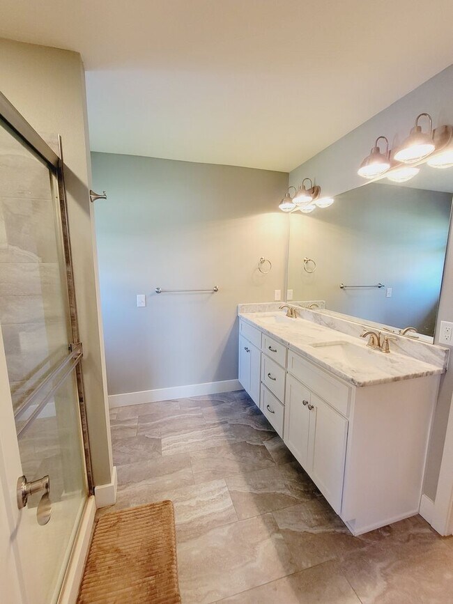 Building Photo - Luxuary in River Pointe Subdivision - Ozark!