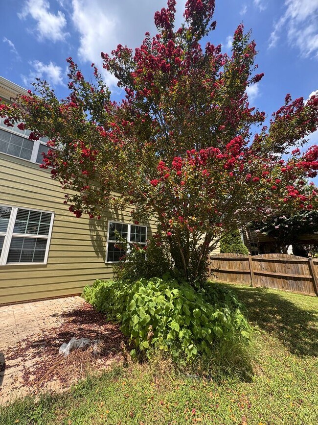 Building Photo - Stunning 5 Bedroom 4 Bath Home with 3 Car ...