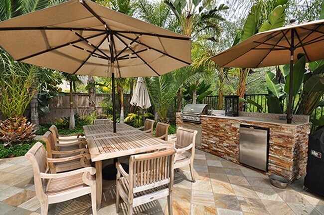 Building Photo - Simply Gorgeous 4+ BR Home with many Amenities!!!