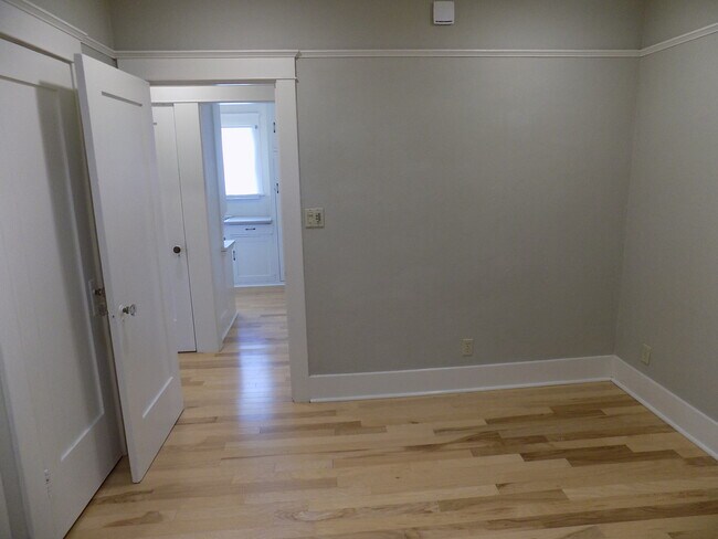 Building Photo - R0463