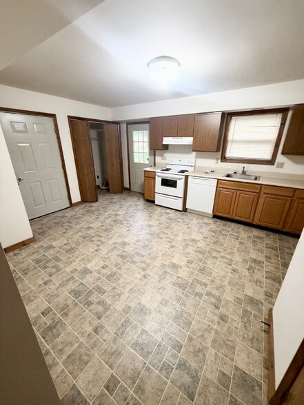 Building Photo - 22 Vosburgh Rd