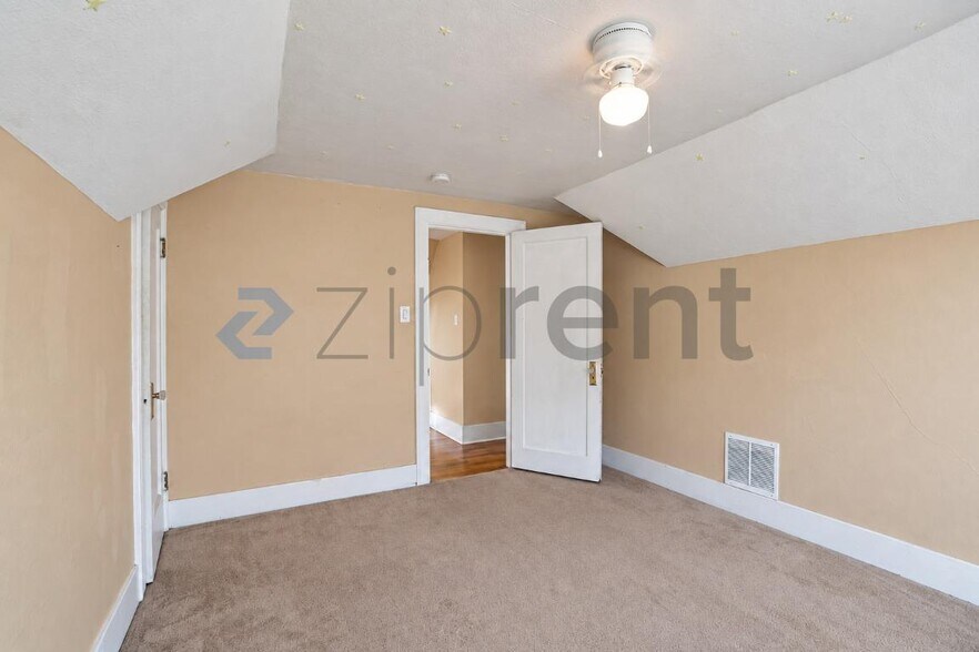 Building Photo - Unit