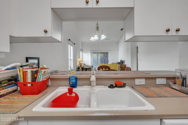 Building Photo - 1412 Coconut Palm Cir