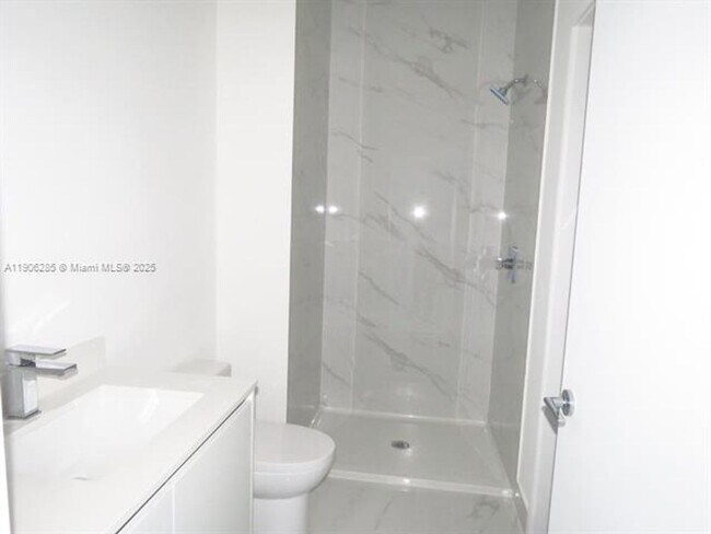 Building Photo - 700 NE 24th St