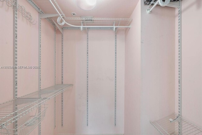 Building Photo - 1155 Brickell Bay Dr