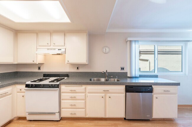 Building Photo - Mathews Avenue