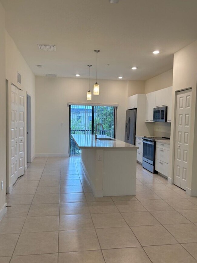 Building Photo - Great Condo unit in Doral