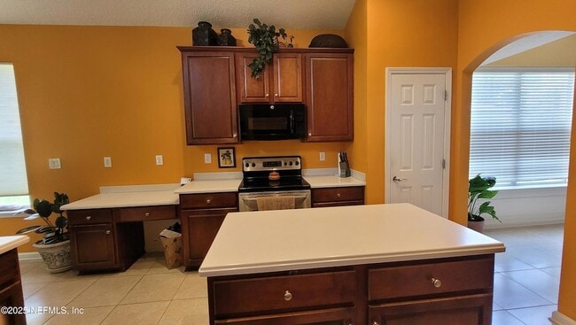 Building Photo - 8247 Hedgewood Dr