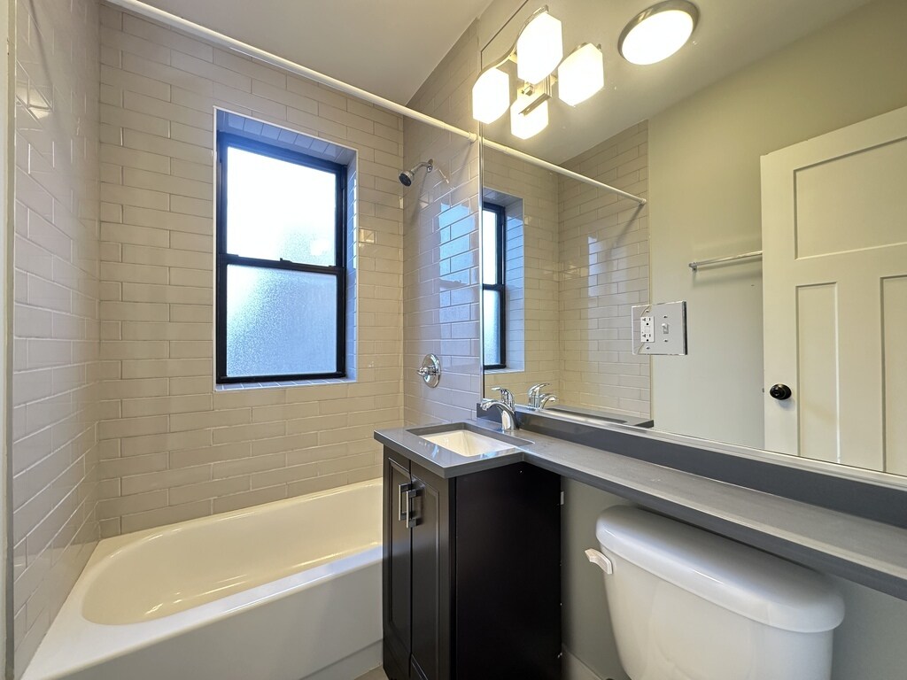 Building Photo - 533 W Belden Ave