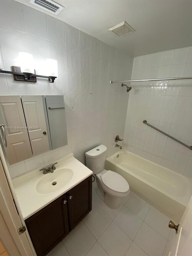 Building Photo - 671 E 59th St