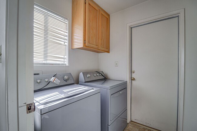 Building Photo - Spacious Home in SW Bakersfield!