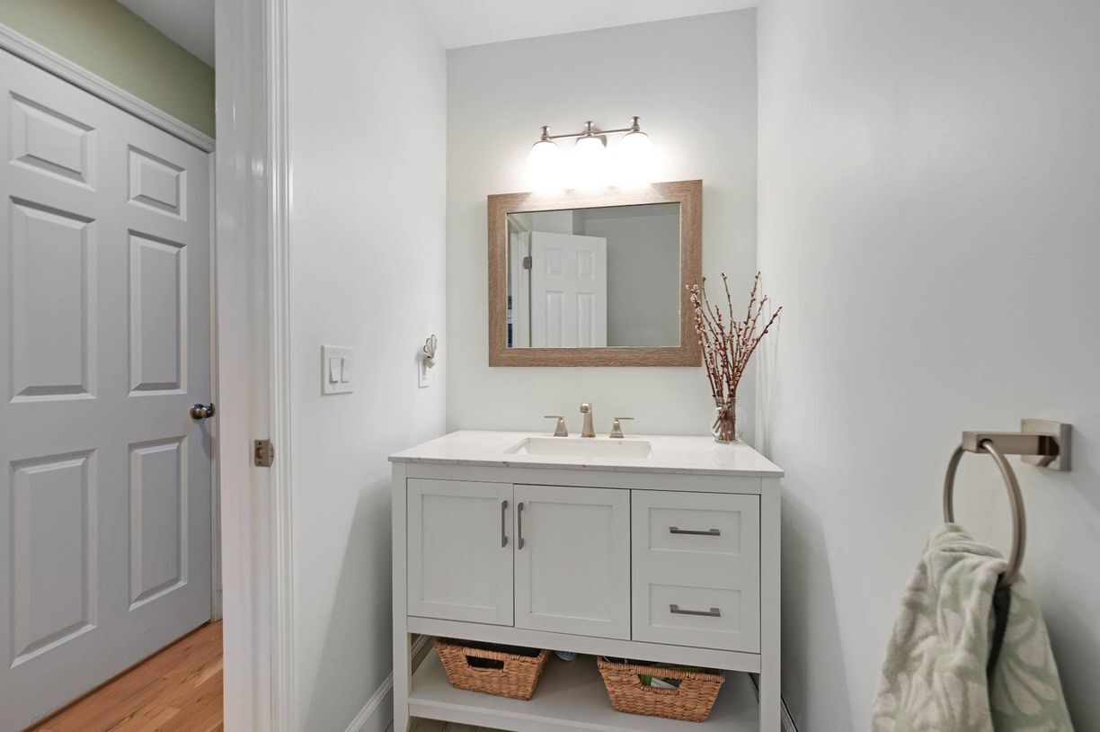 Building Photo - 9 N Quarter Rd