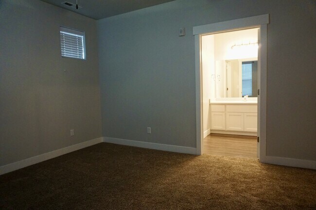 Building Photo - 14659 Bloom Dr
