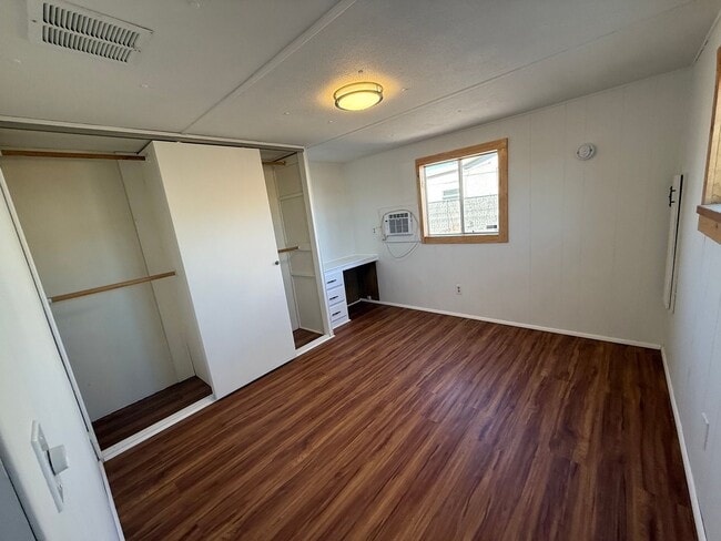Building Photo - Cute 1.5 Bdrm w/ Toy Parking.