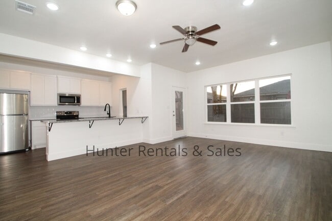 Building Photo - Upscale Three-bedroom Townhome!