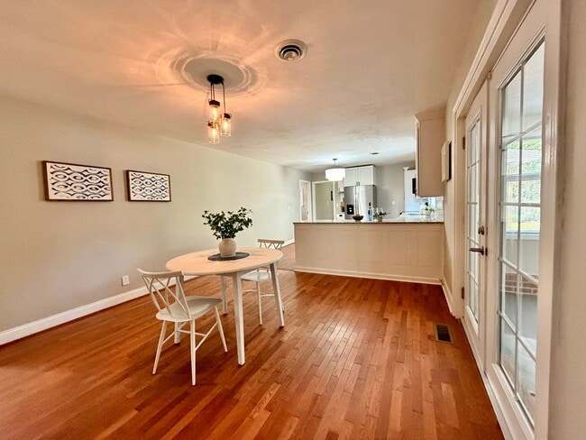 Building Photo - Recently Updated 4-Bedroom Ranch Home w/a 2 Bedroom Guest Cottage! Ready 05-01-26! Pet Friendly Home