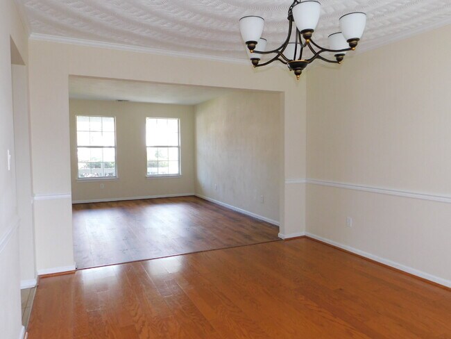 Building Photo - "Spacious 4-Bedroom Gem on Hughart Street with 2.5 Bathrooms and 2108 Sq. Ft. of Comfort!"