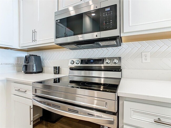 Building Photo - 1060 Cascade Dr